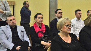 Pani Dyrektor Barbara Sieńko oraz inne osoby na widowni podczas wręczania wyróżnienia przez Pana Prezydenta Krzysztofa Żuka