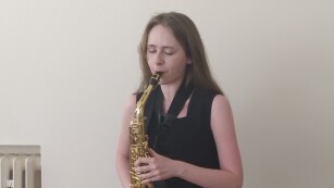 Uczennica grająca na saksofonie