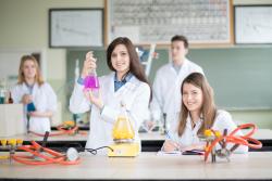Uczniowie w sali laboratorium chemicznego podczas doświadczeń